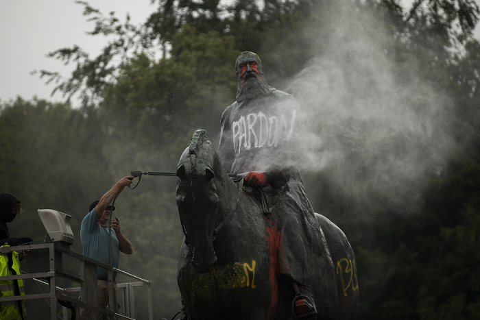 Брозновата статуя на белгийския крал Леополд II в центъра на